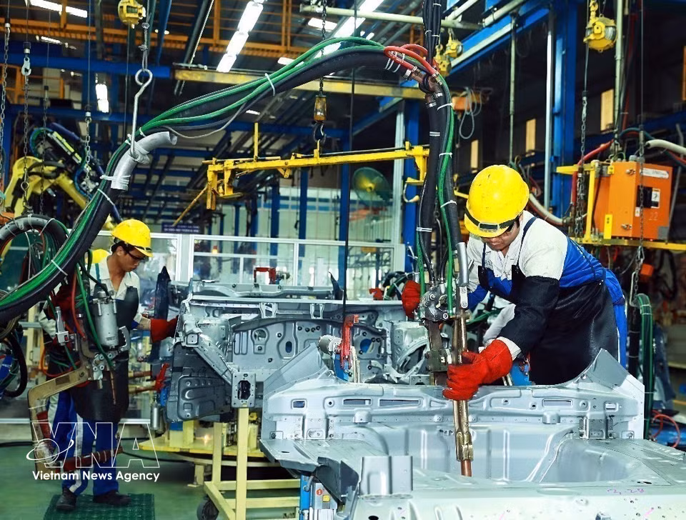 Workers assemble cars at the Hyundai Thanh Cong Vietnam Automobile Factory. (Photo: VNA)