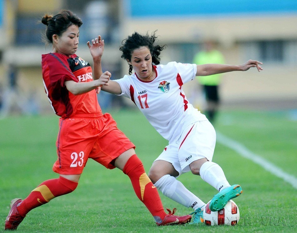 An international women’s football friendly match between Vietnam (in red) and Jordan (in white) at Hang Day Stadium, Hanoi, April 26, 2013. (Photo: VNA)