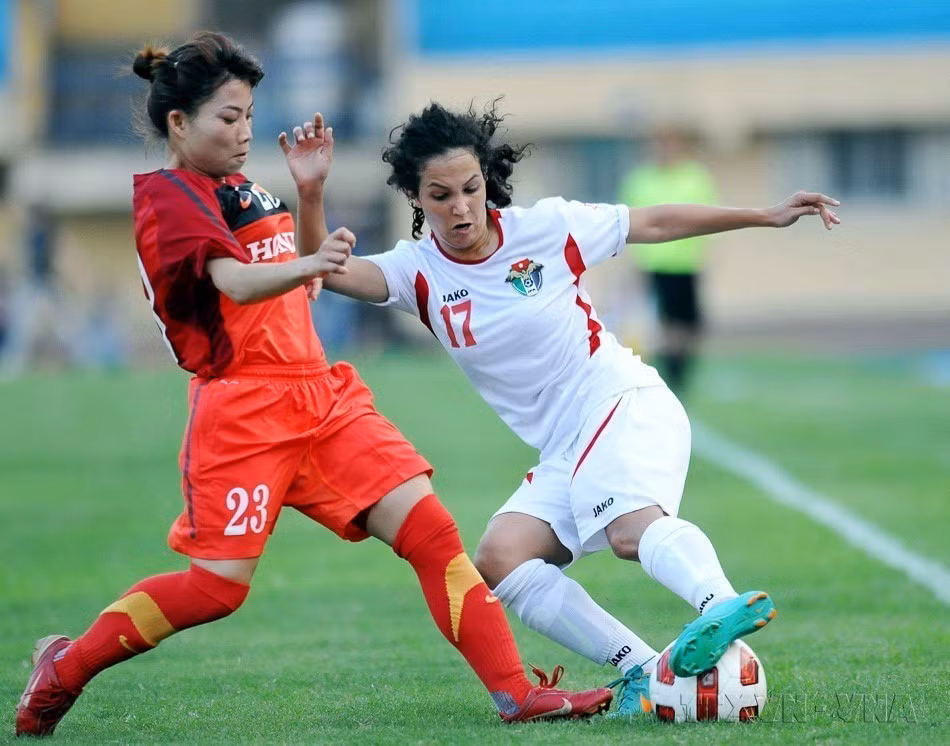An international women’s football friendly match between Vietnam (in red) and Jordan (in white) at Hang Day Stadium, Hanoi, April 26, 2013. (Photo: VNA)