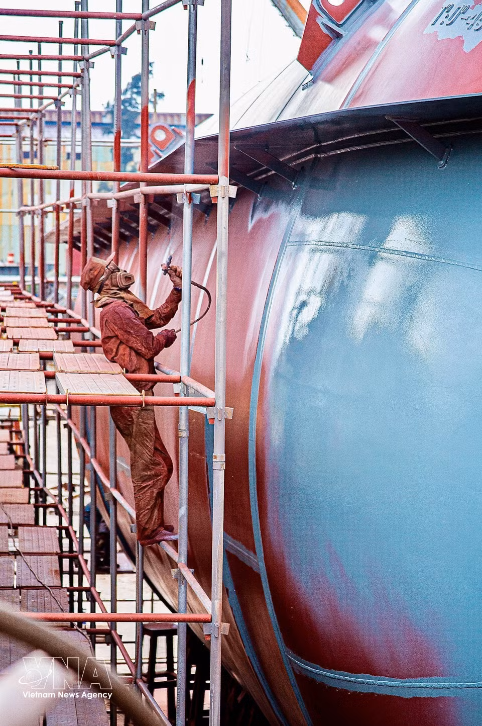 A worker at Bach Dang Shipyard performs anti-corrosion coating on a specialised tank. (Photo: Lan Anh, published by VNA)