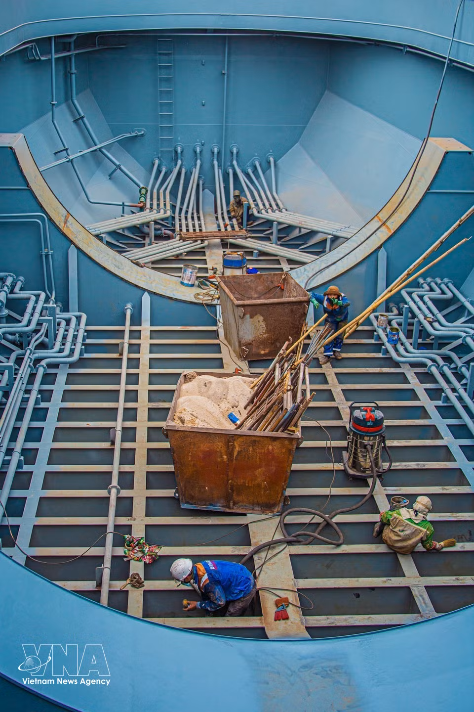 An overview of the ship compartment area under installation and construction, with coordination among multiple teams of workers. (Photo: Lan Anh, published by VNA)