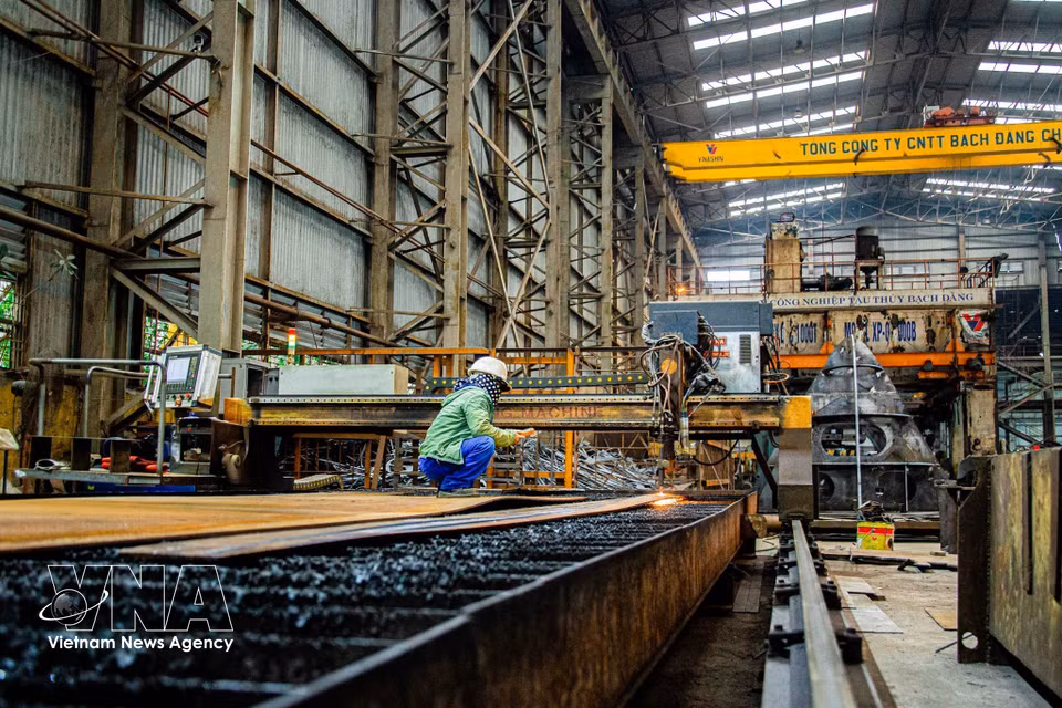 At the construction site, each worker is a vital link, diligently working amid machinery and materials. (Photo: Lan Anh, published by VNA)