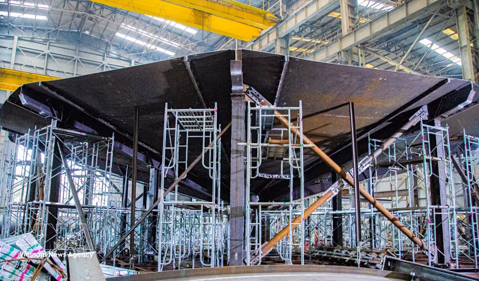 After thousands of working hours, the vessel gradually takes shape, transforming from raw, separate steel plates into a solid, unified structure. (Photo: Lan Anh, published by VNA)