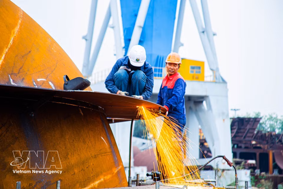 From design to closed-loop fabrication, the combination of experience and workers’ mastery of modern equipment has produced steel vessels that meet international standards. (Photo: Lan Anh, published by VNA)