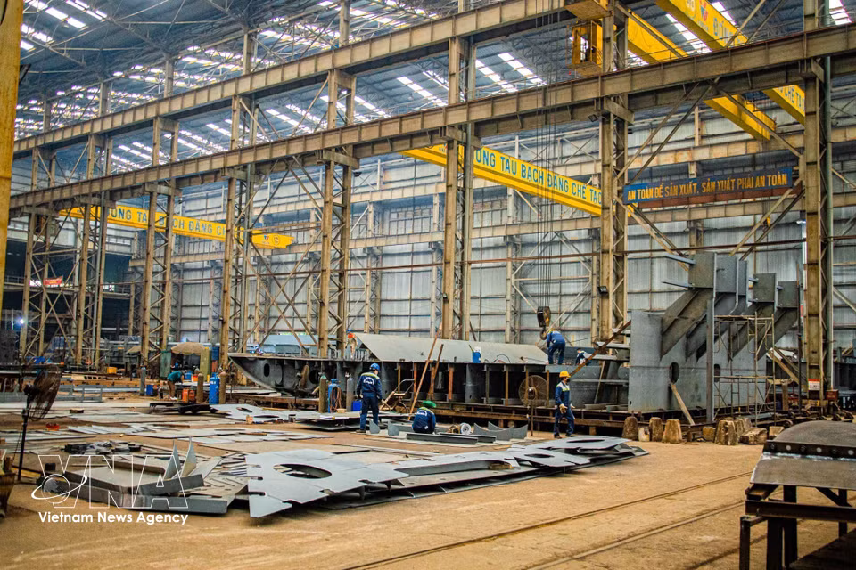 Inside the workshop of Bach Dang Shipyard, steel structures and overhead cranes operate continuously, where hundreds of workers take part in shipbuilding processes every day. (Photo: Lan Anh, published by VNA)