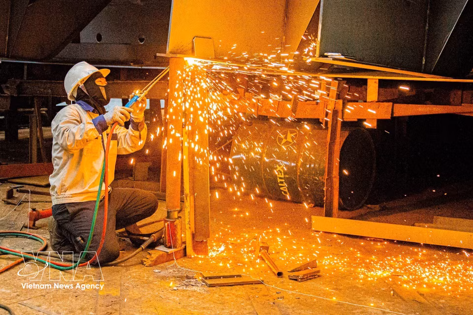 Modular structure welding is carried out with high technical requirements and near-absolute precision. (Photo: Lan Anh, published by VNA)