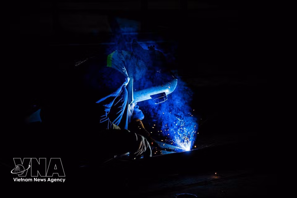Metal processing takes place under high intensity and high-temperature conditions. (Photo: Lan Anh, published by VNA)