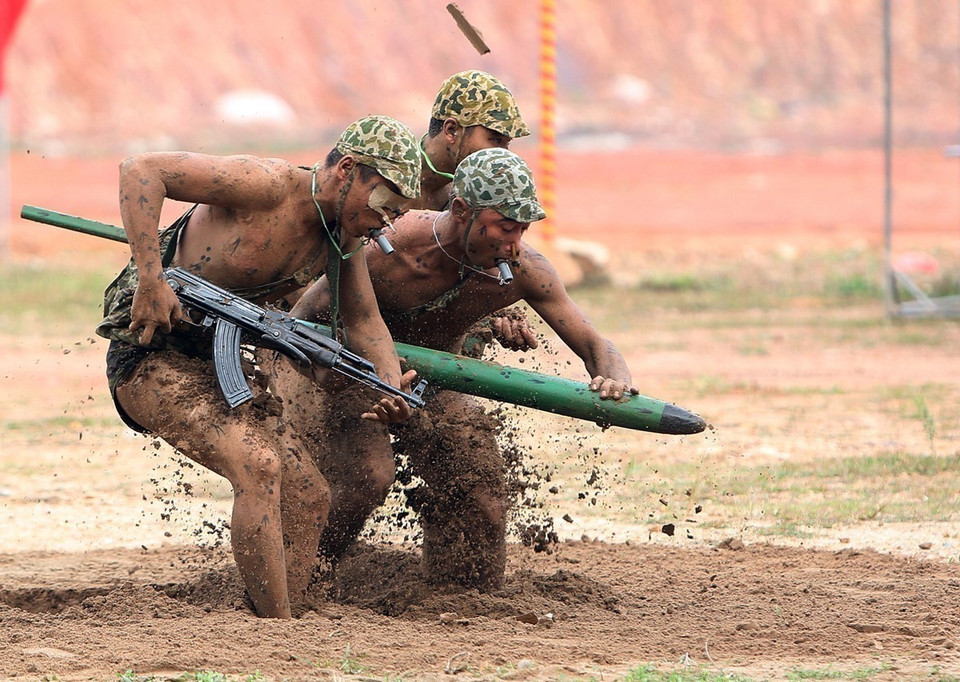 The Special Operation Arms organises drills to test various types of weapons and equipment, as well as riot control tactics. (Photo: VNA)