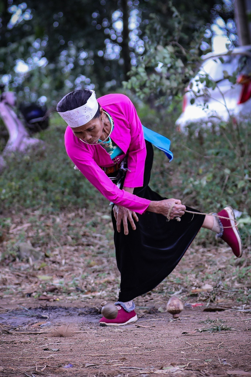 During the game, a Muong woman forcefully throws her spinning top to strike her opponent’s, causing it to stop spinning. (Photo: VNA)
