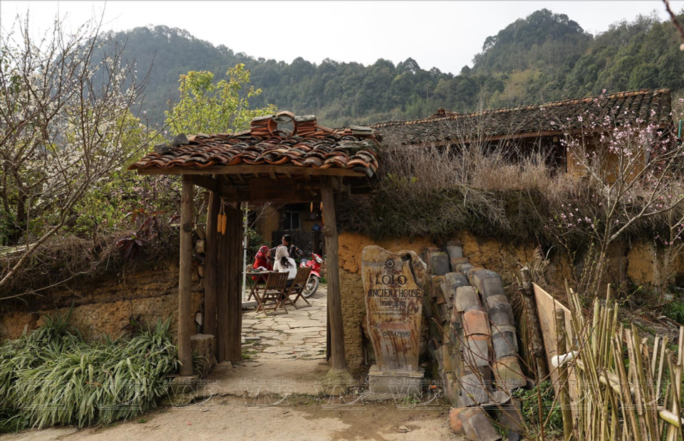 Many traditional earthen houses have been converted into homestays, offering visitors unique architectural and cultural experiences and allowing them to immerse themselves in the daily life of the Lo Lo people. (Photo: Vietnam Pictorial/VNA)