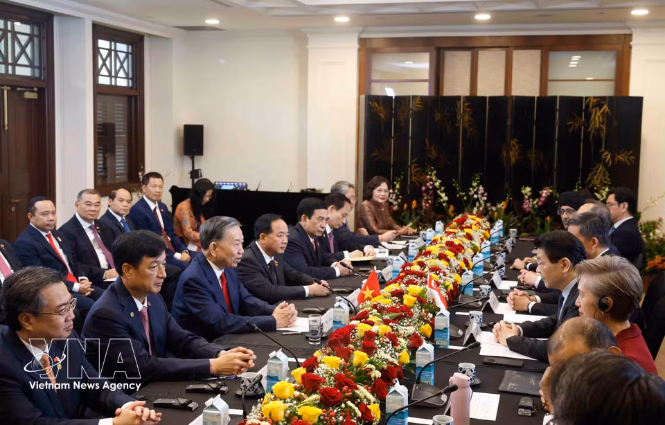 Party General Secretary and State President To Lam holds talks with Singaporean Prime Minister Lawrence Wong. (Photo: VNA)