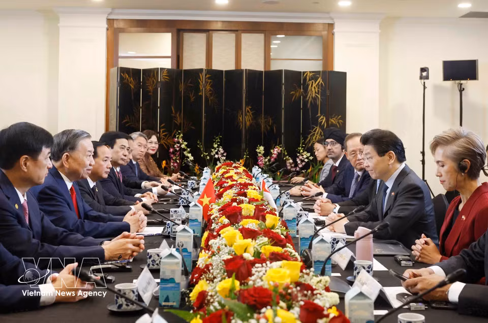 Party General Secretary and State President To Lam holds talks with Singaporean Prime Minister Lawrence Wong. (Photo: VNA)
