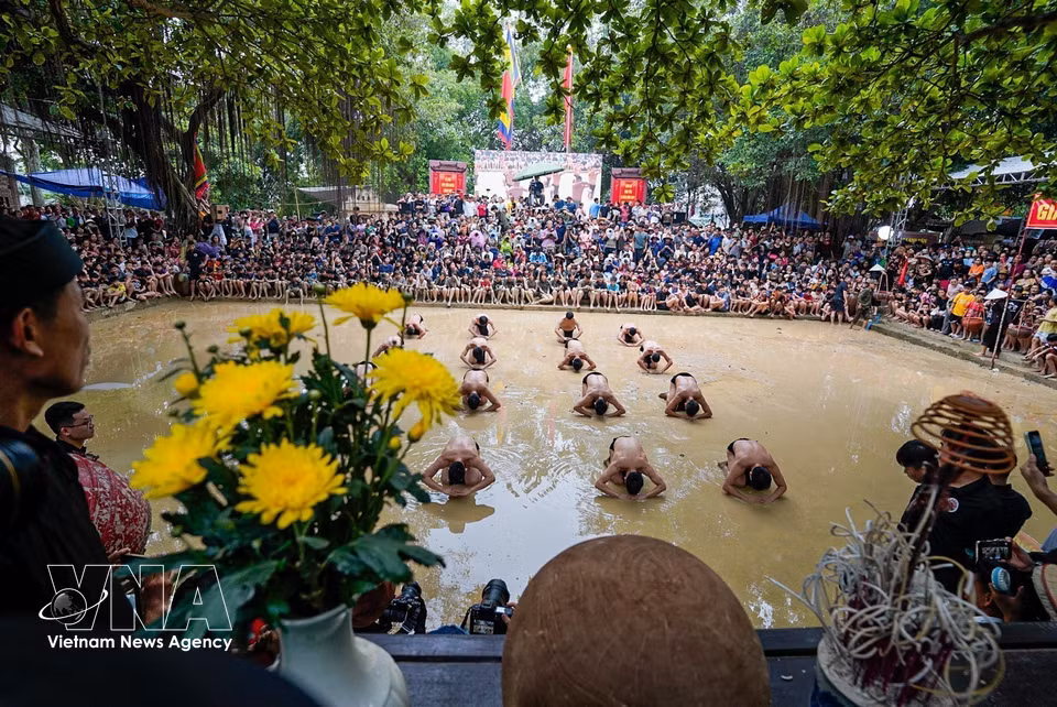Before the match begins, the players perform a traditional offering ritual. (Photo: VNA)