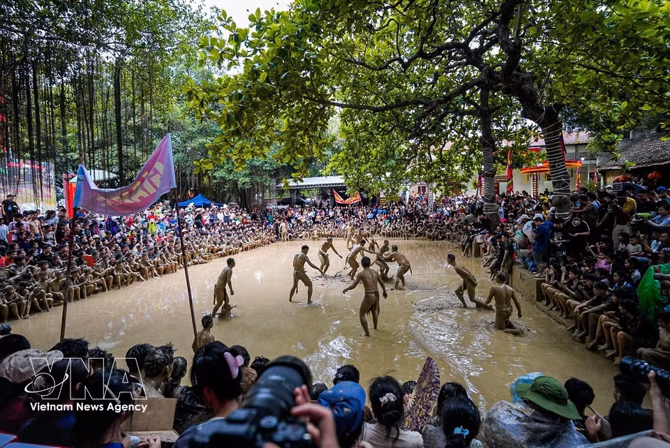 The festival attracts large crowds with its vibrant atmosphere, fierce contests for the ball on the muddy field, and spiritual rituals praying for favourable weather and abundant harvests. (Photo: VNA)