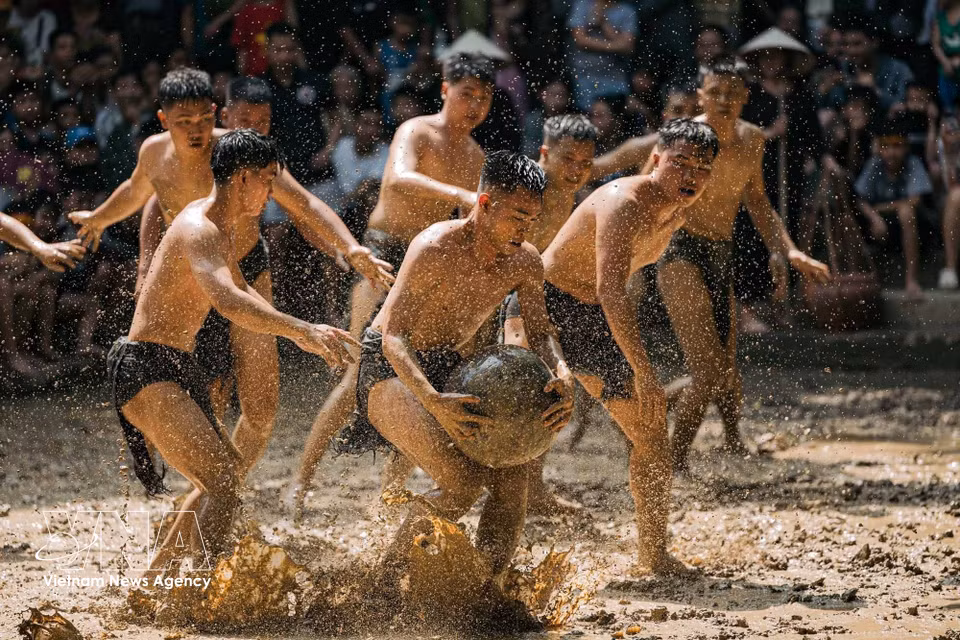 Weighing around 20 kilogrammes, the wooden ball demands considerable endurance and agility from players during every movement. (Photo: VNA)