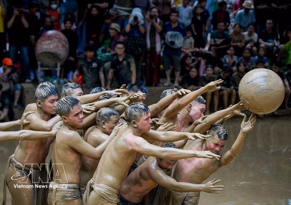 The Van village water ball wrestling festival is renowned for its distinctive features. (Photo: VNA)