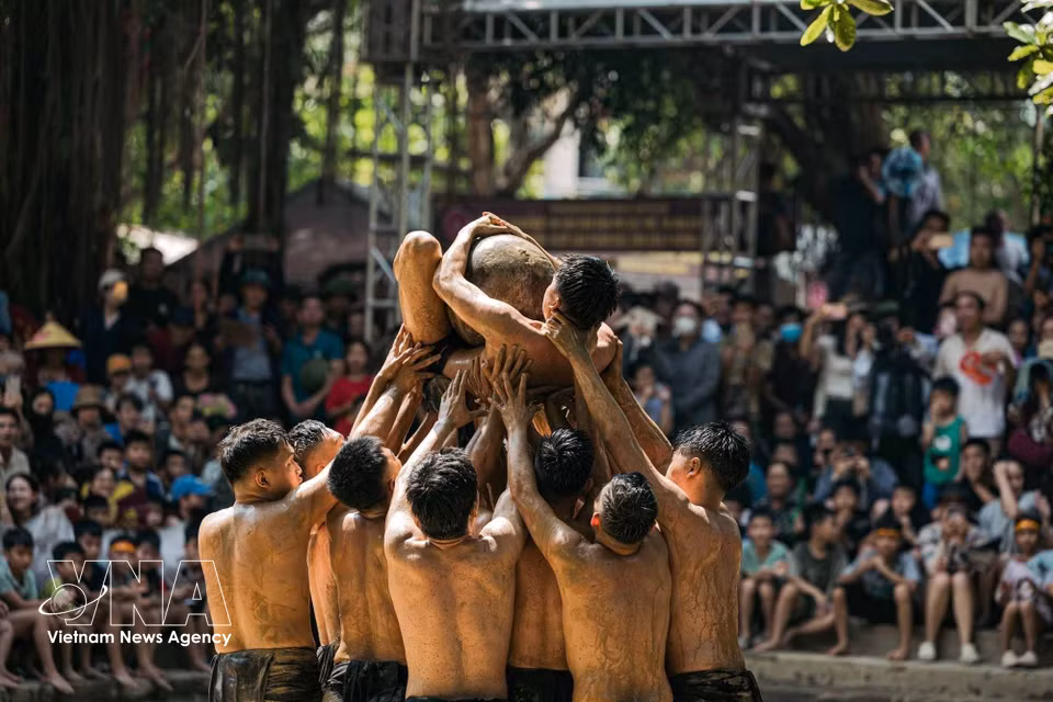 Before competing for the ball, players perform a traditional ritual in which the ball carrier is lifted high above the crowd to the enthusiastic chants of villagers. (Photo: VNA)