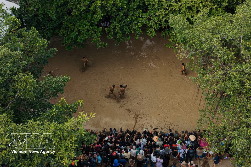 A bird’s eye view of the muddy playing field of the festival. Surrounded by ancient trees and densely packed spectators, the festival stands out as a unique community event deeply rooted in the long-standing cultural traditions of the Kinh Bac region. (Photo: VNA)