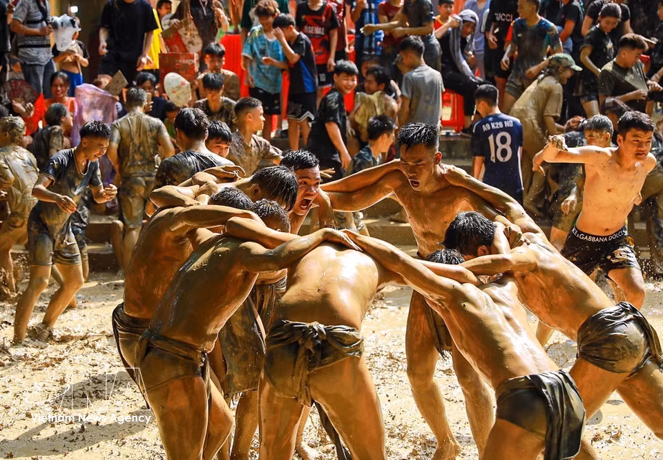 For hundreds of years, the Van village water ball wrestling festival has been preserved by local residents as an indispensable part of their cultural and spiritual life. (Photo: VNA)