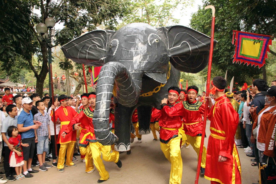 In 2010, UNESCO inscribed Vietnam’s Giong Festival at the Phu Dong and Soc temples in Hanoi as an intangible cultural heritage of humanity. In the photo: The ceremonial parade of war elephants by residents of Duoc Thuong village, Tien Duoc commune, during the Giong Festival at Soc Temple (Hanoi, 2019). (Photo: VNA)