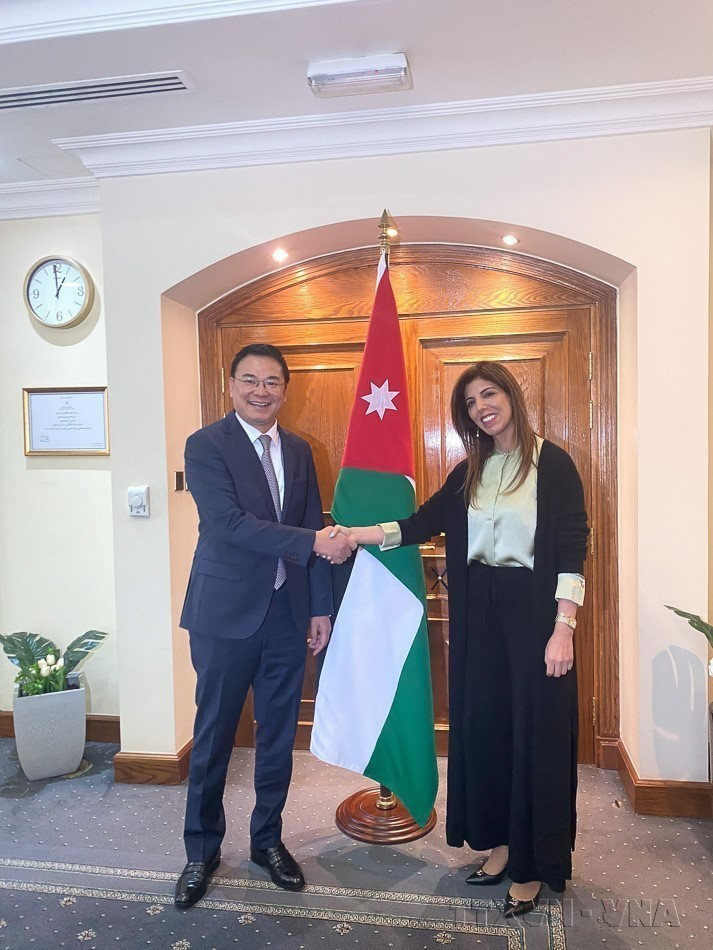 Deputy Minister of Foreign Affairs Pham Quang Hieu holds talks with Jordanian Deputy Minister of Foreign Affairs and Expatriates Leena Al-Hadid, December 2022. (Photo: Published by VNA)