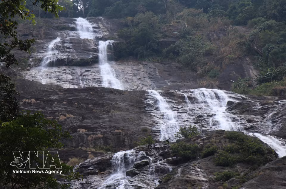 Thac Lua Waterfall stands about 300 metres high with multiple tiers, its waters flowing down the cliffs looks like a long silk ribbon. (Photo: VNA)
