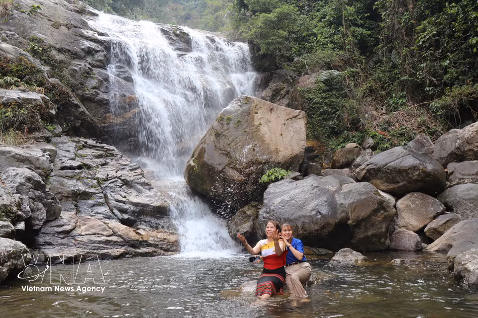 The waters of Thac Lua Waterfall are closely tied to the lives of the Ca Dong community in the mountainous area of Son Tay Ha. (Photo: VNA)