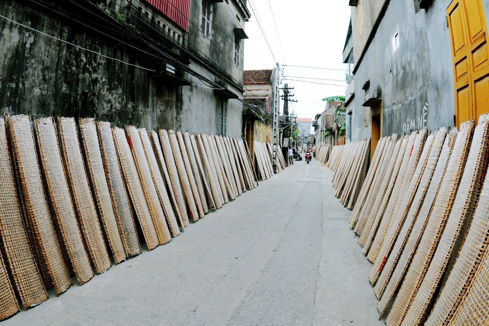 Rice papers are dried along the village roads. (Photo: VNA)