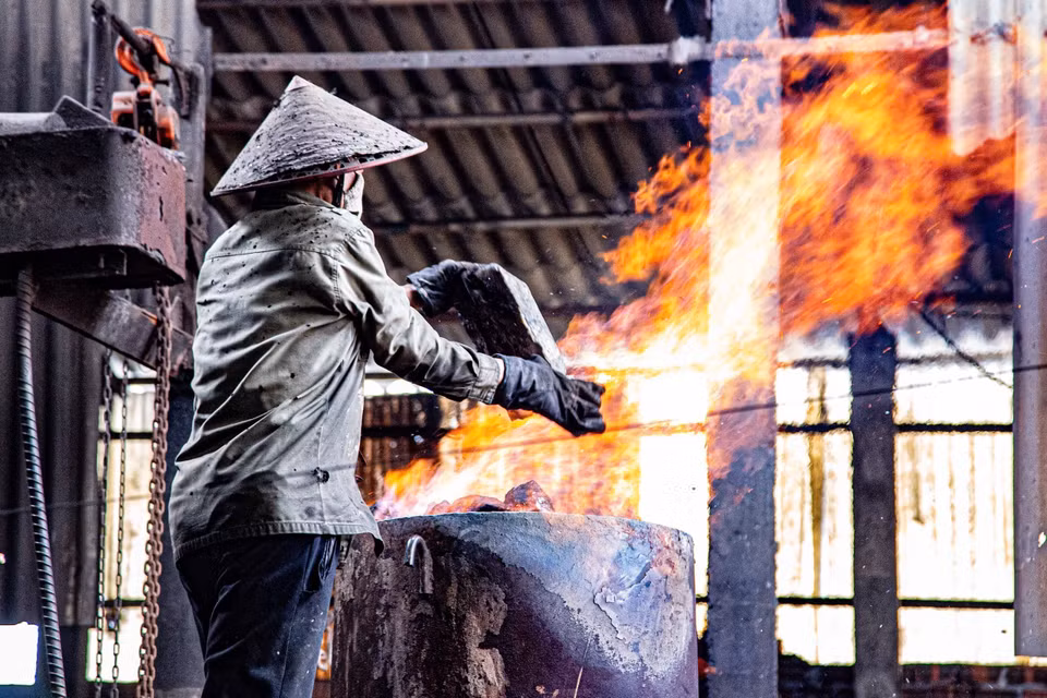 Iron is heated in furnaces at temperatures of around 1,200–1,500°C until fully molten. (Photo: VNA)