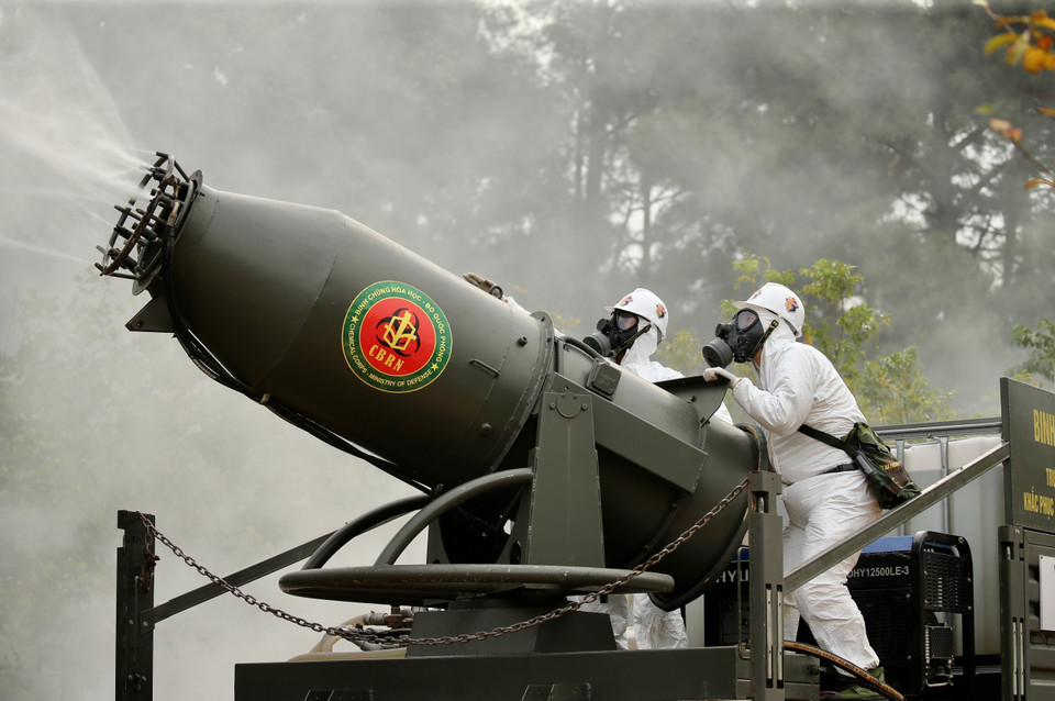 The Chemical Arms organises civil defense drills to promptly respond and handle emergencies, and enhance the capacity to manage and control pollution. (Photo: VNA)