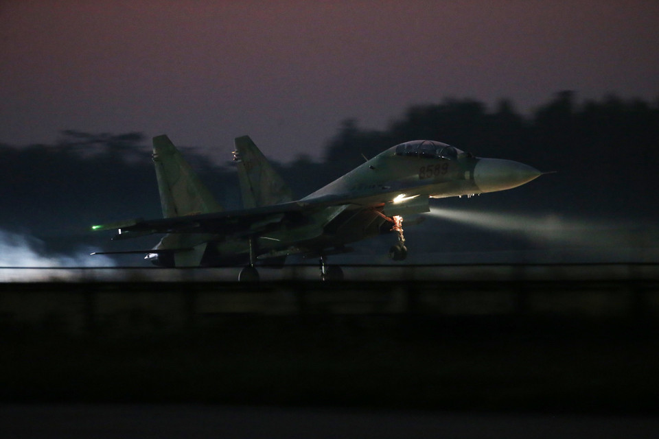 Soldiers of Regiment 927 of Division 371 (Air Defence - Air Force Service), meet the training requirements and are ready to combat and protect the nation's airspace. (Photo: VNA)