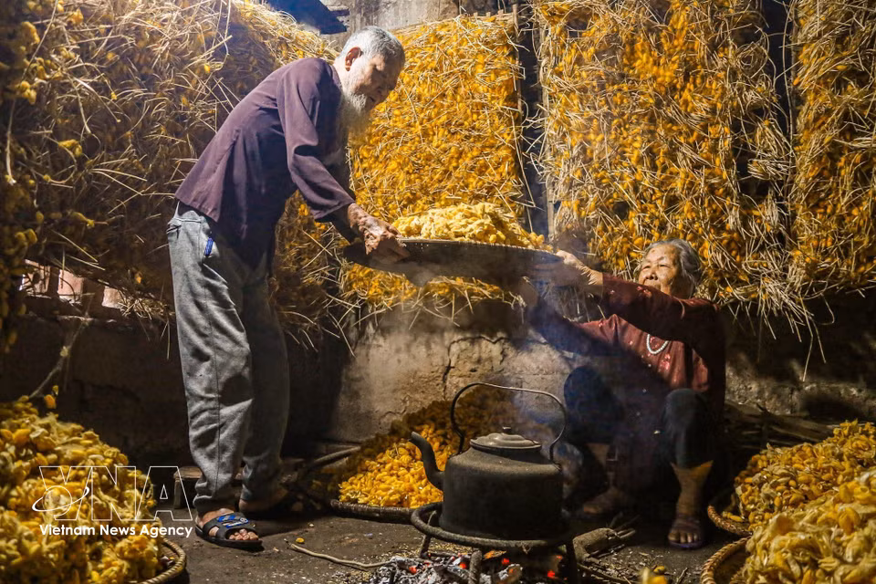 The tussah silk weaving craft in Nam Cao has contributed to local economic development. (Photo: VNA)