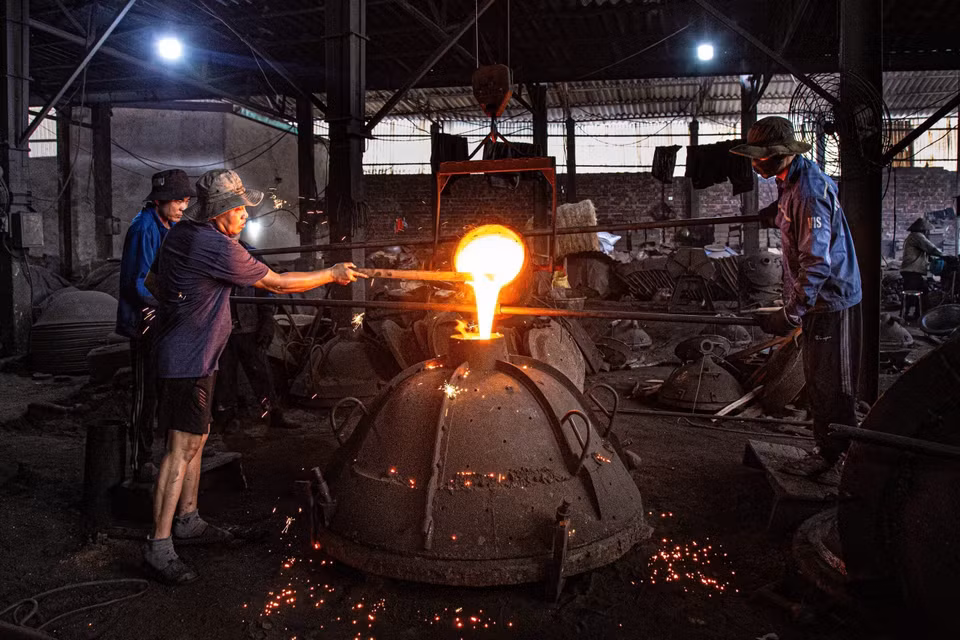 Molten metal is then poured into moulds, a stage that requires close coordination and high technical skill. (Photo: VNA)