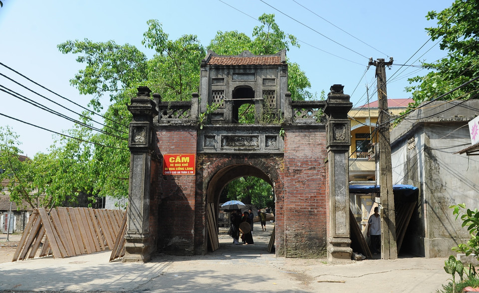 Rice papers are dried near the village gate. (Photo: VNA)