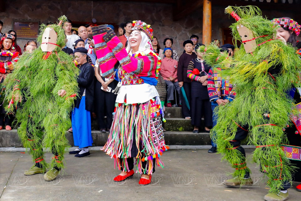 During the ancestral worship ceremony of the Lo Lo people, “grass men” perform as part of the ritual. These are young men dressed in grass costumes and masks, symbolising the remembrance of the first ancestors who founded the village. (Photo: Vietnam Pictorial/VNA)