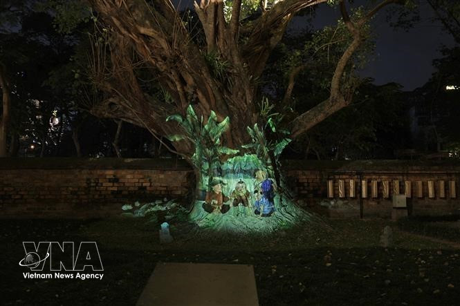 Under light and motion, ancient tree trunks retell old stories through the language of technology. (Photo: VNA)