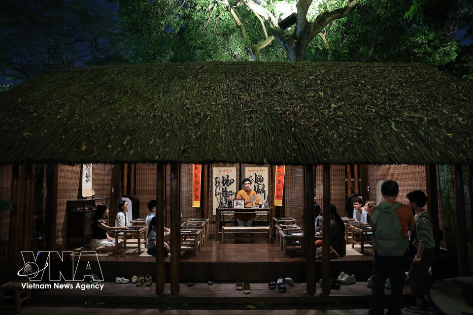 A re-enacted traditional classroom space at the Temple of Literature, where calligraphy activities bridge Confucian heritage and contemporary experience. (Photo: VNA)