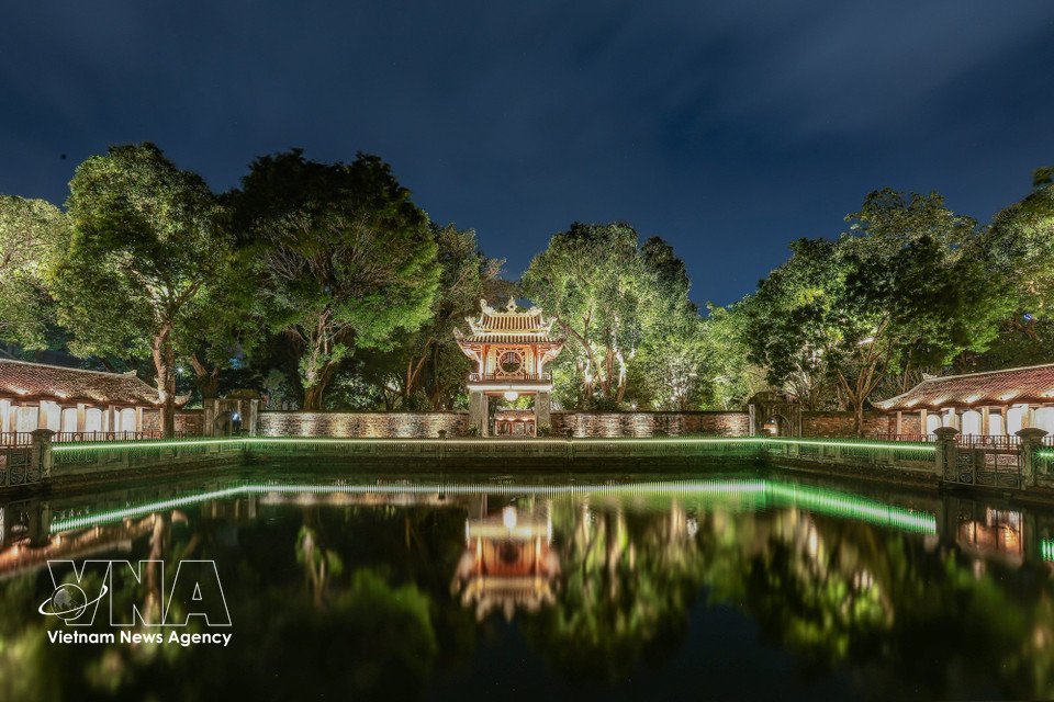 Khue Van Cac pavilion is artistically illuminated, enhancing the beauty of traditional architecture within a modern setting. (Photo: VNA)