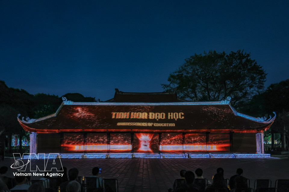 The light journey creatively and emotionally re-enacts the historical story of the Temple of Literature, inviting audiences to explore the beauty of national cultural heritage in an entirely new way. (Photo: VNA)