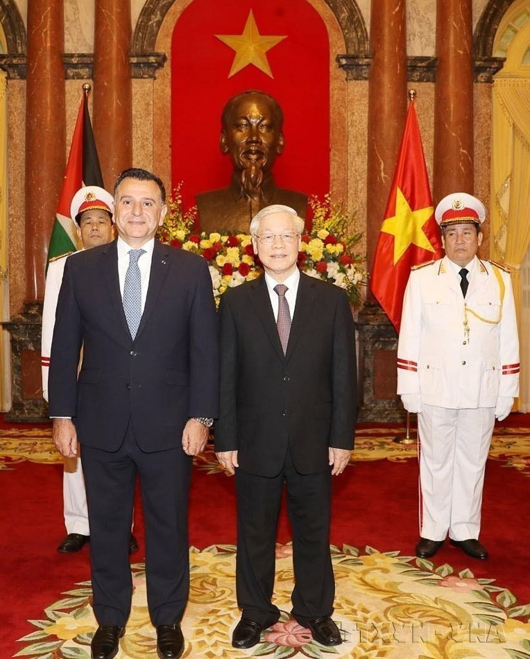 Party General Secretary and State President Nguyen Phu Trong receives Mahmoud Daiffallah Al-Hamoud, Ambassador of the Hashemite Kingdom of Jordan to Vietnam, who presents his credentials in Hanoi, February 27, 2020. (Photo: VNA)