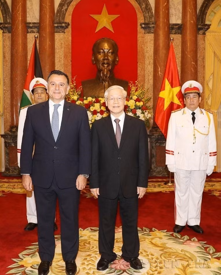 Party General Secretary and State President Nguyen Phu Trong receives Mahmoud Daiffallah Al-Hamoud, Ambassador of the Hashemite Kingdom of Jordan to Vietnam, who presents his credentials in Hanoi, February 27, 2020. (Photo: VNA)