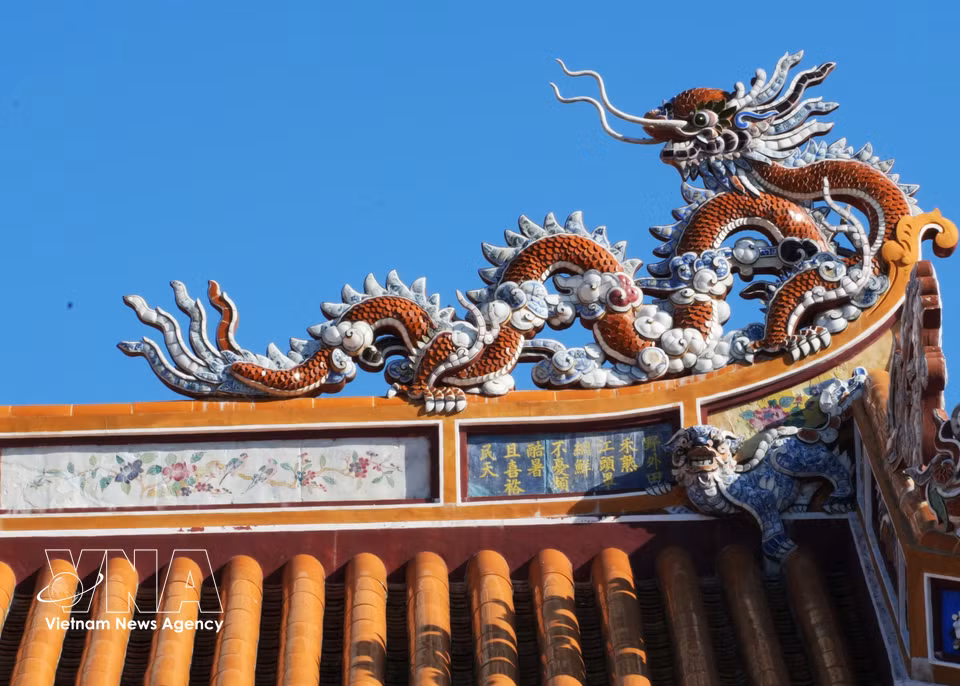 Poetry and literary inscriptions in classical Chinese characters combined with paintings on Hue royal architecture. (Photo: VNA)