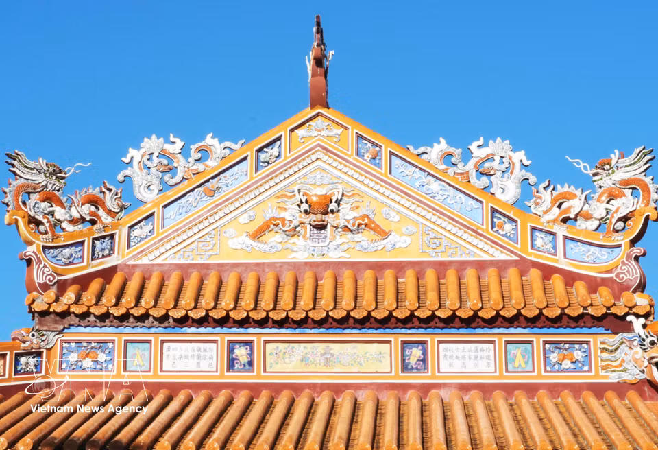 Poetry and literary inscriptions in classical Chinese characters combined with paintings on the roofs of architectural structures within Hue Imperial Citadel. (Photo: VNA)