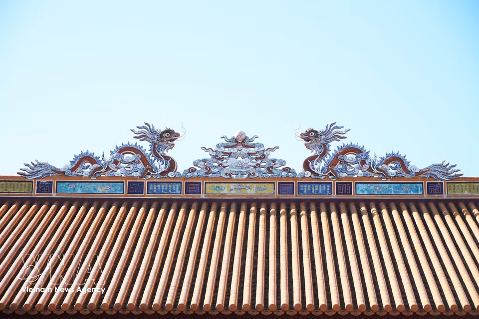 Poetry and literary inscriptions in classical Chinese characters combined with paintings on the roof of Thai Hoa Palace in Hue Imperial Citadel. (Photo: VNA)
