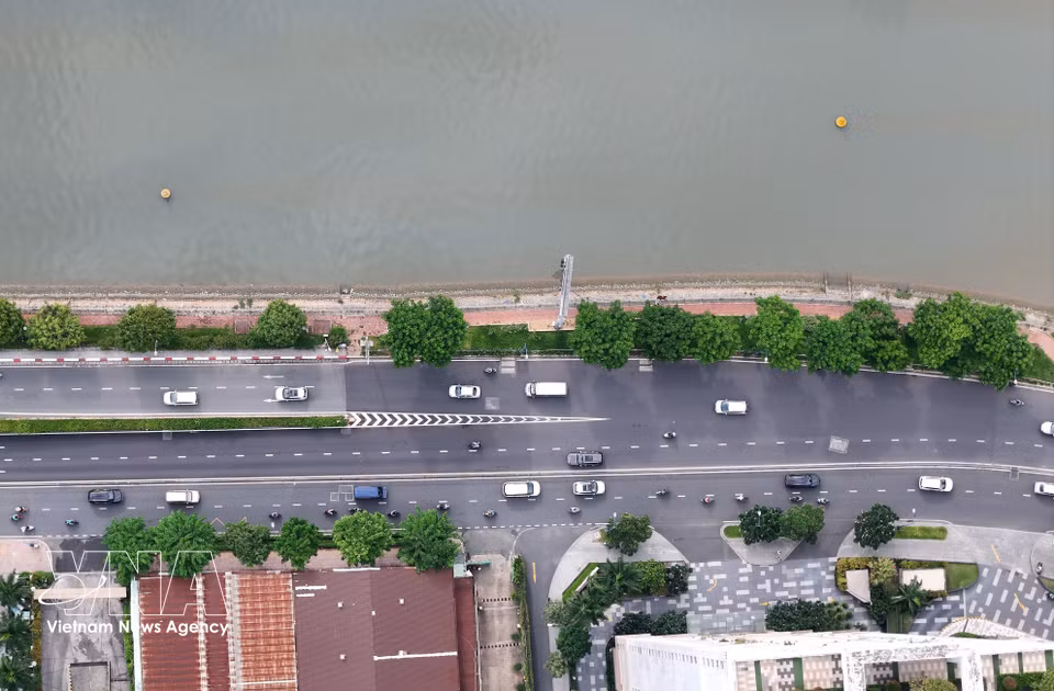 Vo Van Kiet Boulevard runs alongside the Tau Hu - Ben Nghe Canal in Sai Gon Ward. (Photo: VNA)