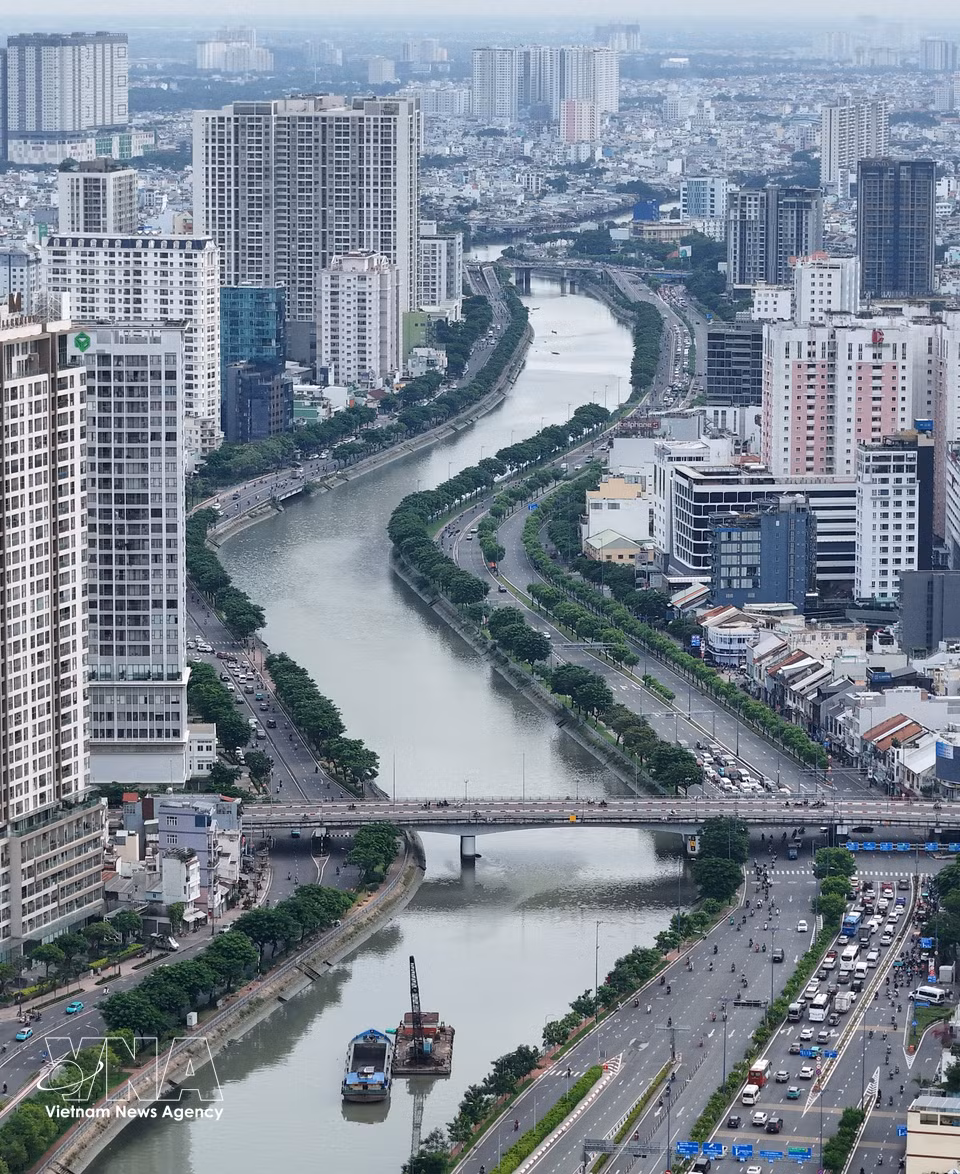 Together with Vo Van Kiet Boulevard, the Tau Hu - Ben Nghe Canal forms a key east-west transport corridor for Ho Chi Minh City. (Photo: VNA)