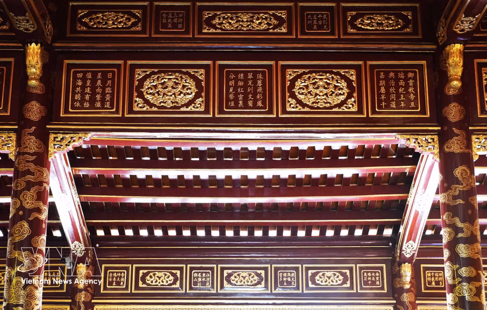 Poetry and literary inscriptions in classical Chinese characters engraved inside Thai Hoa Palace in Hue Imperial Citadel. (Photo: VNA)