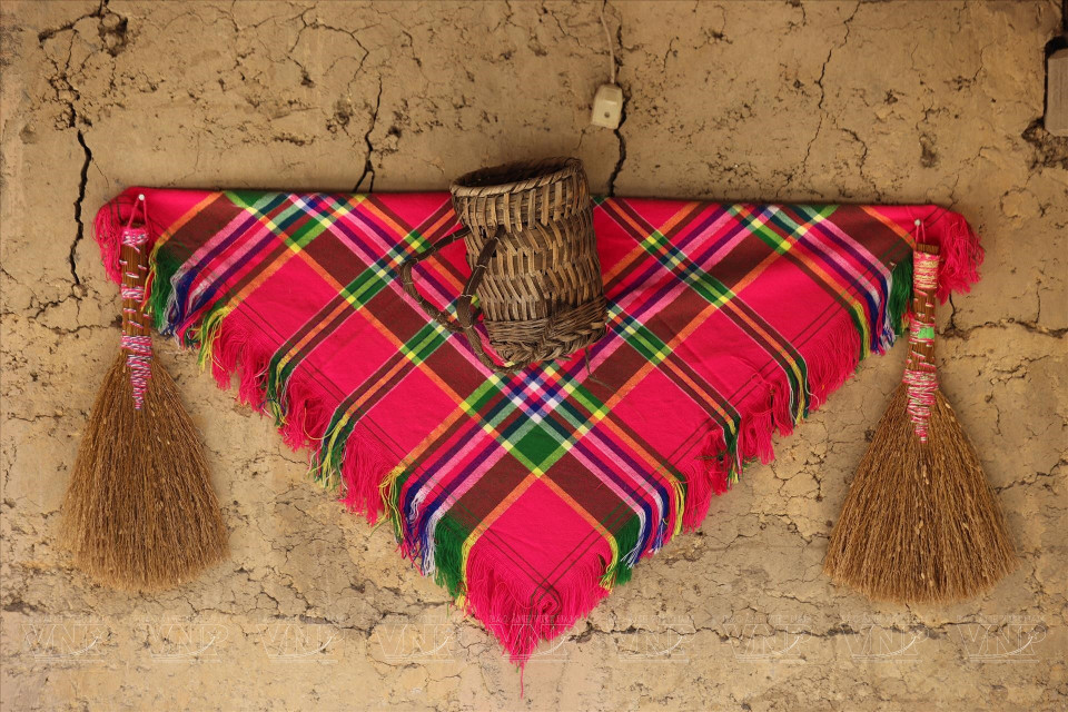 Cultural features of Lo Lo traditional costumes are introduced to visitors. (Photo: Vietnam Pictorial/VNA)