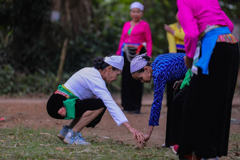 The game is typically played on flat, earthen ground, with the participation of both adults and young people, creating a lively community atmosphere. (Photo: VNA)