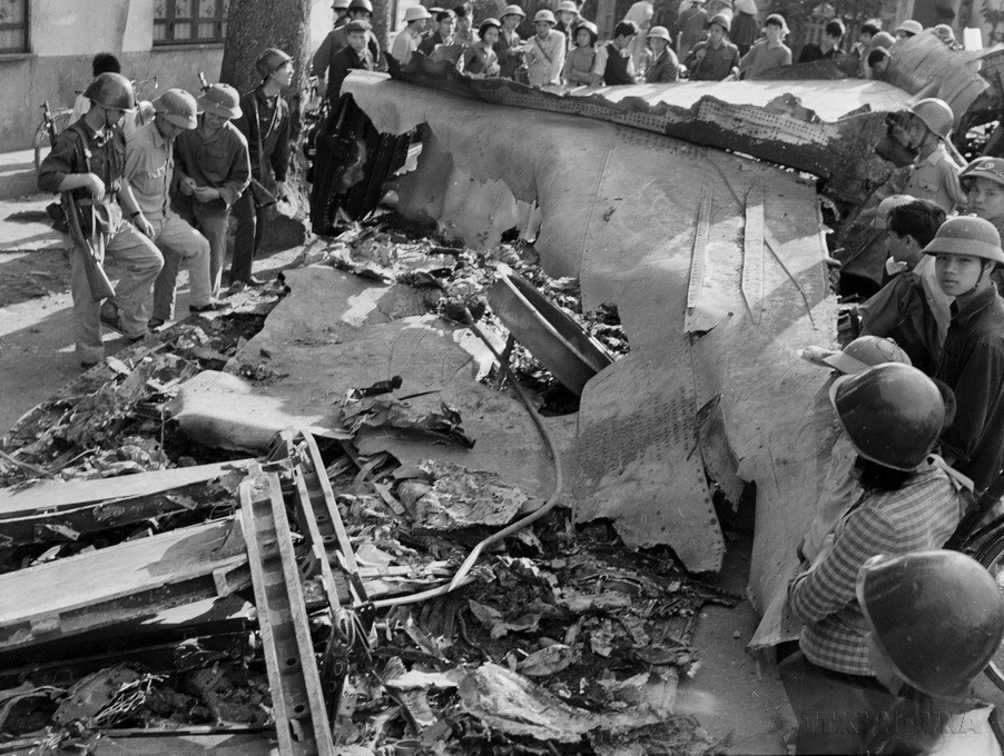 Wreckage of a B-52 bomber shot down on the spot by missiles from Battalion 72, Missile Regiment 285, Air Defence Division 363, which crashed onto Hoang Hoa Tham Street (Hanoi) on the night of December 27, 1972. (Photo: VNA)
